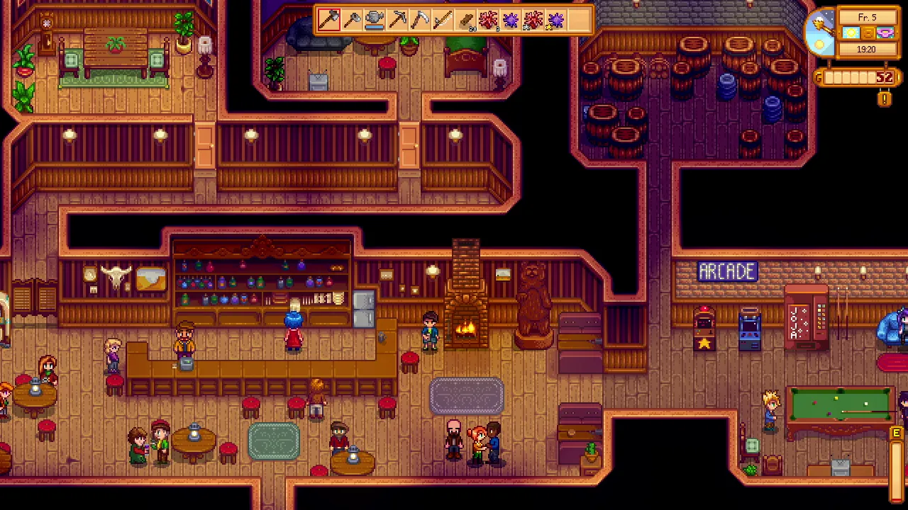 Ein Screenshot von Stardew Valley, genauer gesagt eine Innenaufnahme der 'Kneipe zum Sternenfall' in Pelikan-Stadt. Die Leute trinken, reden, tanzen oder spielen Billard.