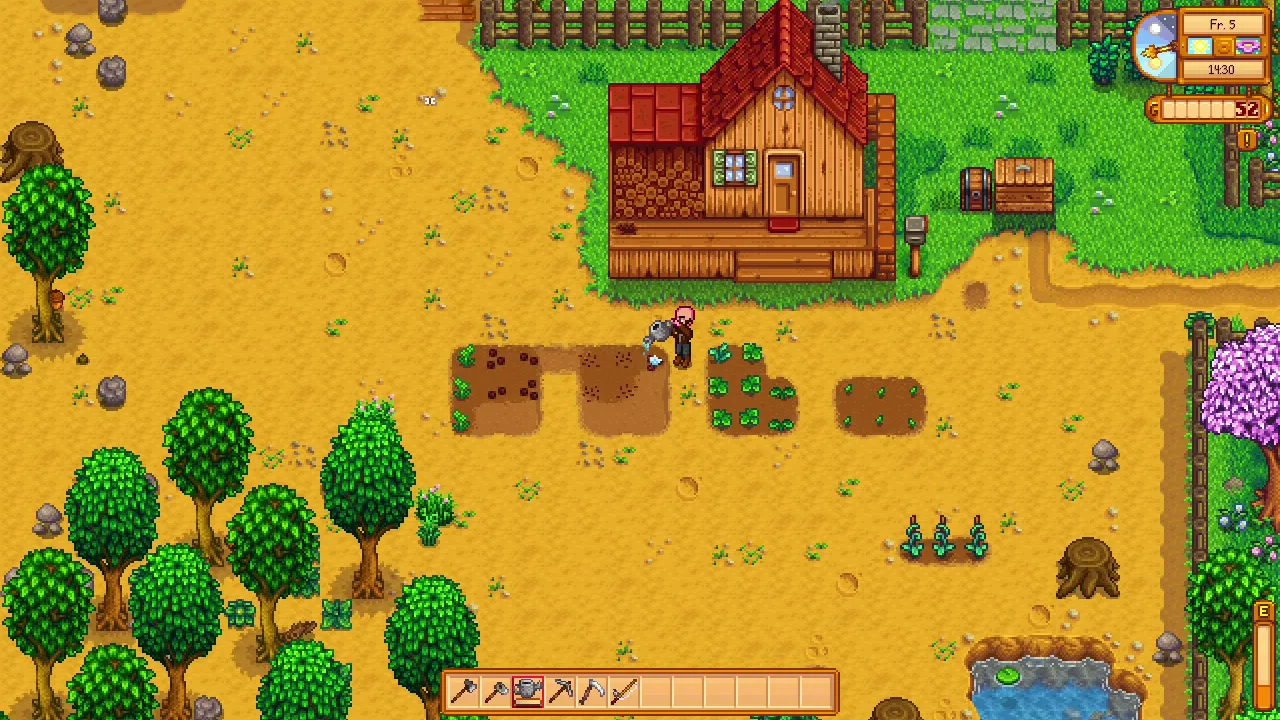 Ein Screenshot von Stardew Valley. Unser glatzköpfiger Protagonist gießt ein paar Nutzpflanzen auf seinem noch spärlich bestellten Bauernhof nebst kleinem Bauernhaus mit rotem Dach.