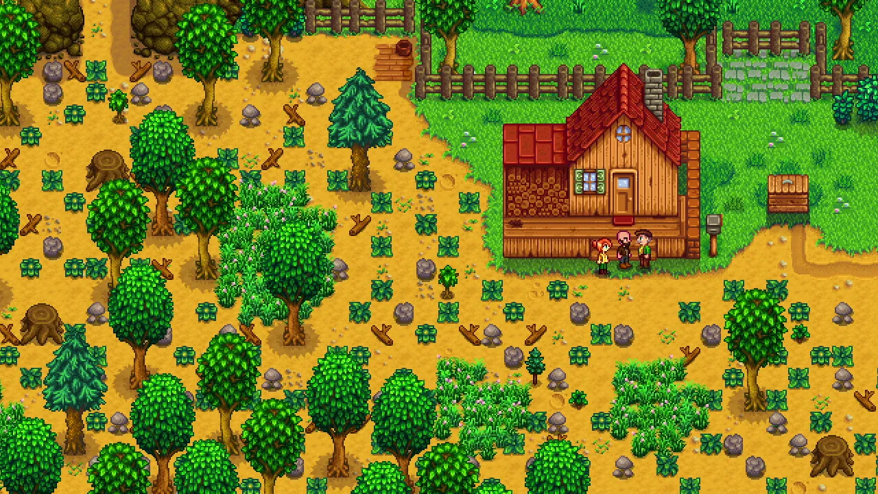 Ein Screenshot von Stardew Valley. Drei Personen stehen vor einem Bauernhaus, das auf einem komplett verwilderten Grundstück steht: Überall wuchert Unkraut, viele Bäume, Steine und Gras erschweren die Bestellung des Farmlands.